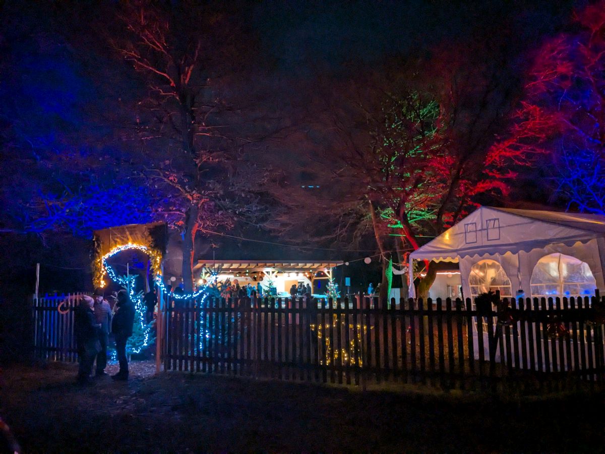 Weihnachtsmarkt am Wald