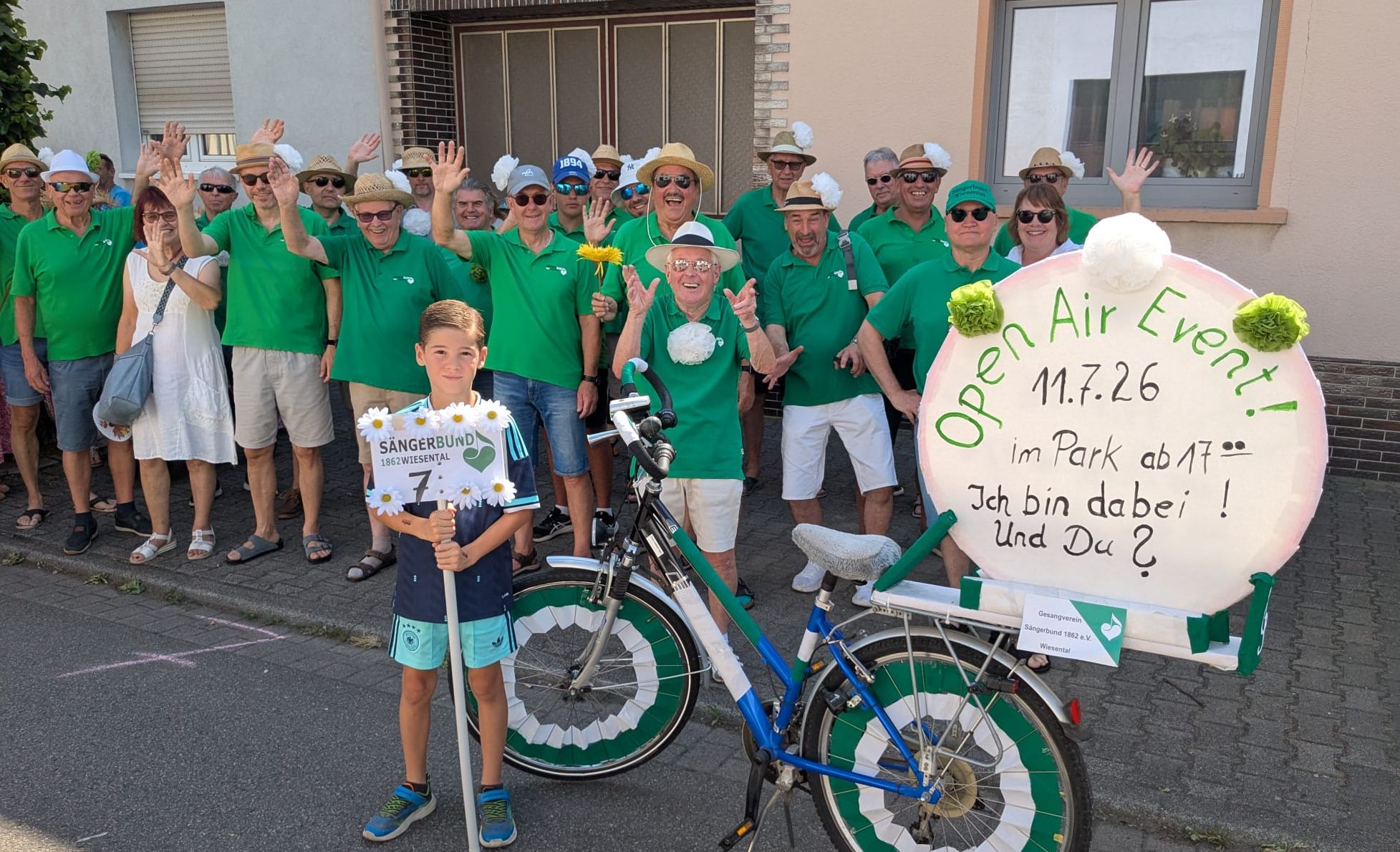 Mit grünen Hemden und Strohhut – Sängerbund beim Sommertagsumzug
